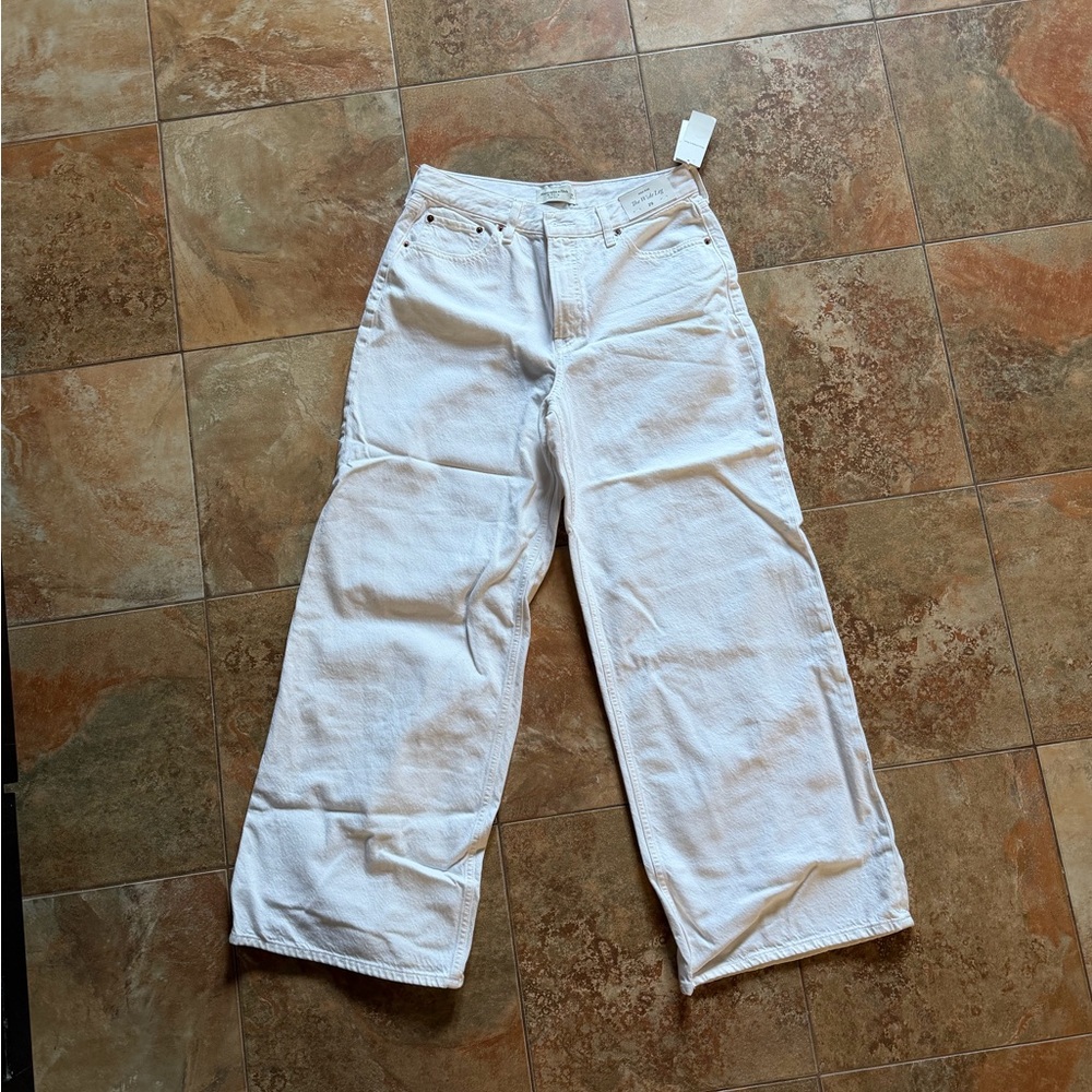 NWT. White Wide-Leg Jeans